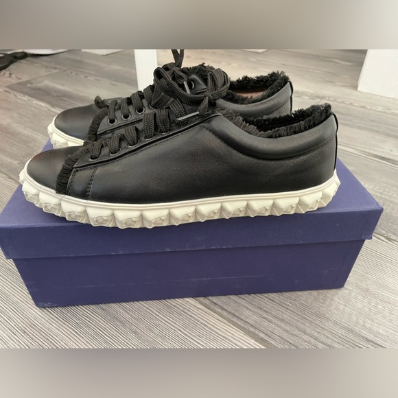 Stuart Weitzman Fringie Coverstory - Picture 1 of 4